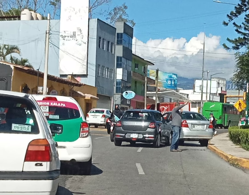 Accidente de tránsito sobre Ruiz Cortines, a la altura del Súper Che