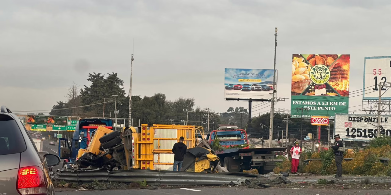 Volcadura de camión tipo torton caegado con plantas en la México-Toluca, un lesionado