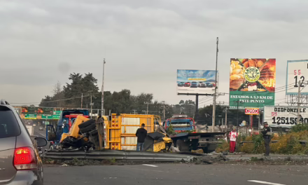 Volcadura de camión tipo torton caegado con plantas en la México-Toluca, un lesionado