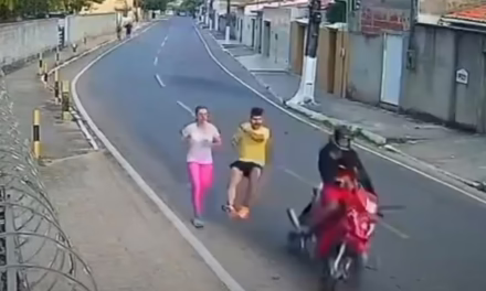 Video:MOTOCICLISTA ATROPELLA A CORREDOR 