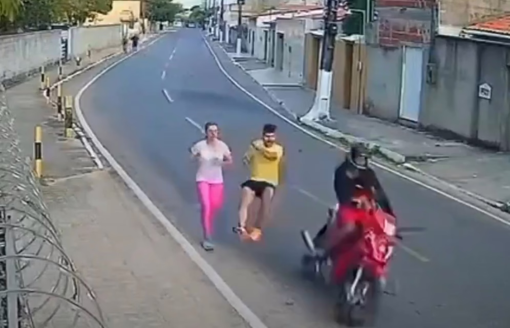 Video:MOTOCICLISTA ATROPELLA A CORREDOR 