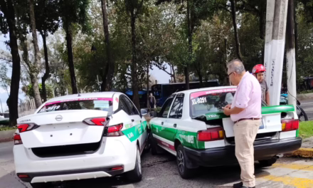 Taxis colisionan en avenida Xalapa; solo daños materiales
