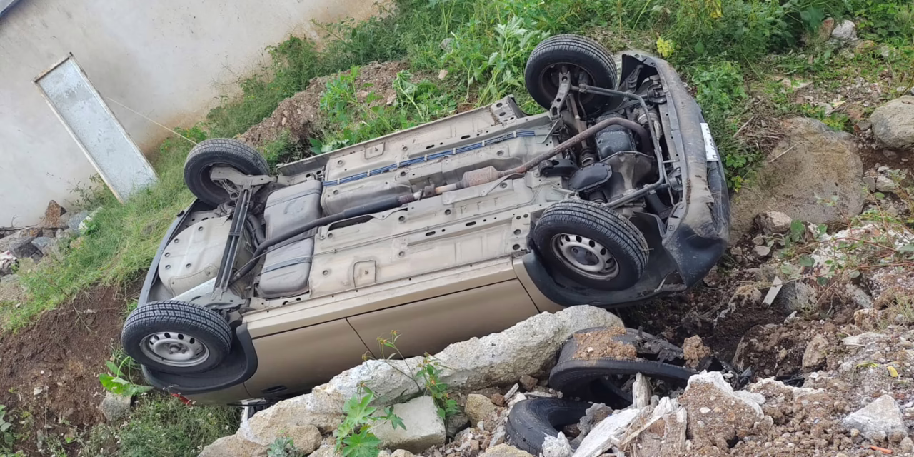Video:Volcadura de vehículo en calle Circuito Veracruz en Xalapa