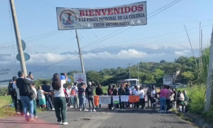Bloqueo en la carretera Xalapa – Alto Lucero