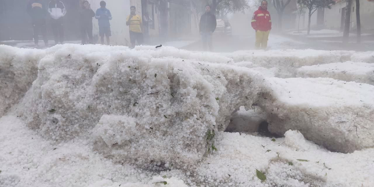 Video: Impresionante caida de Granizo inunda una ciudad en Bolivia y causa daños materiales