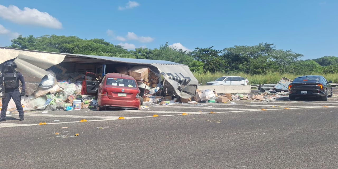 Volcadura de tractocamión en la carretera Xalapa -Veracruz, un vehículo resultó afectado