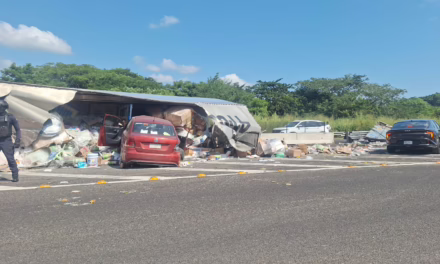 Volcadura de tractocamión en la carretera Xalapa -Veracruz, un vehículo resultó afectado