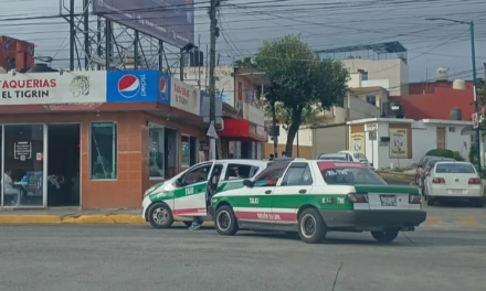 Chocan dos taxis en la avenida 20 de Noviembre
