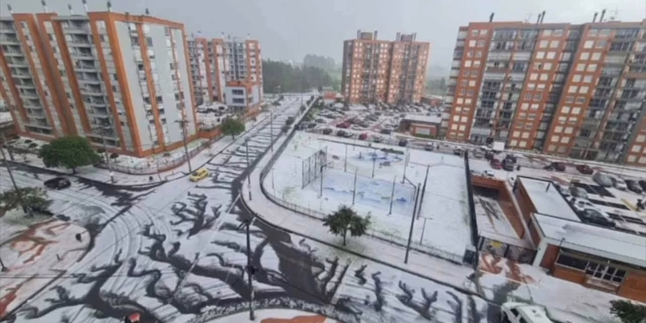 Video: Como si fuera nieve! Se registra granizada en Colombia