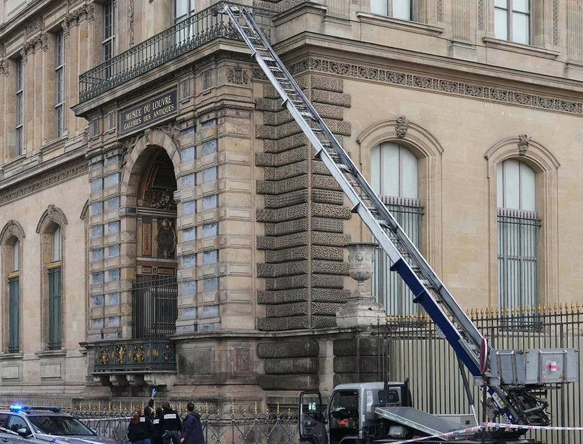 Robo de película en el Museo del Louvre!