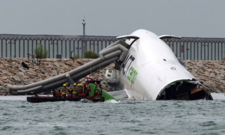Dos trabajadores mueren tras accidente de avión de carga en aeropuerto de Hong Kong