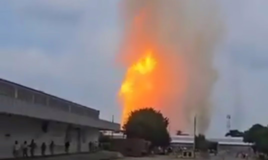 Video:Controla Pemex incendio en el gasoducto en el Complejo Procesador de Gas Cactus