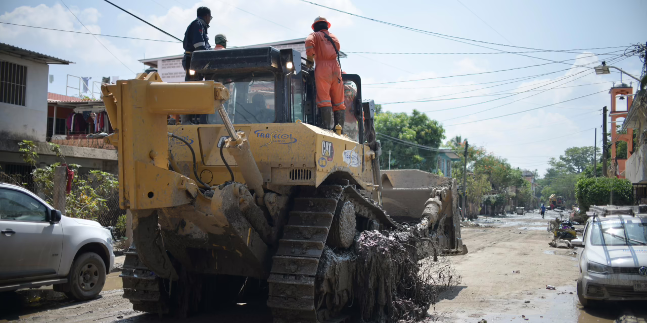 Gobierno y sector privado suman maquinaria para rehabilitar caminos en la zona norte