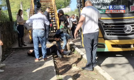 Pasajera de autobús resultó lesionada en Arco Sur, Xalapa