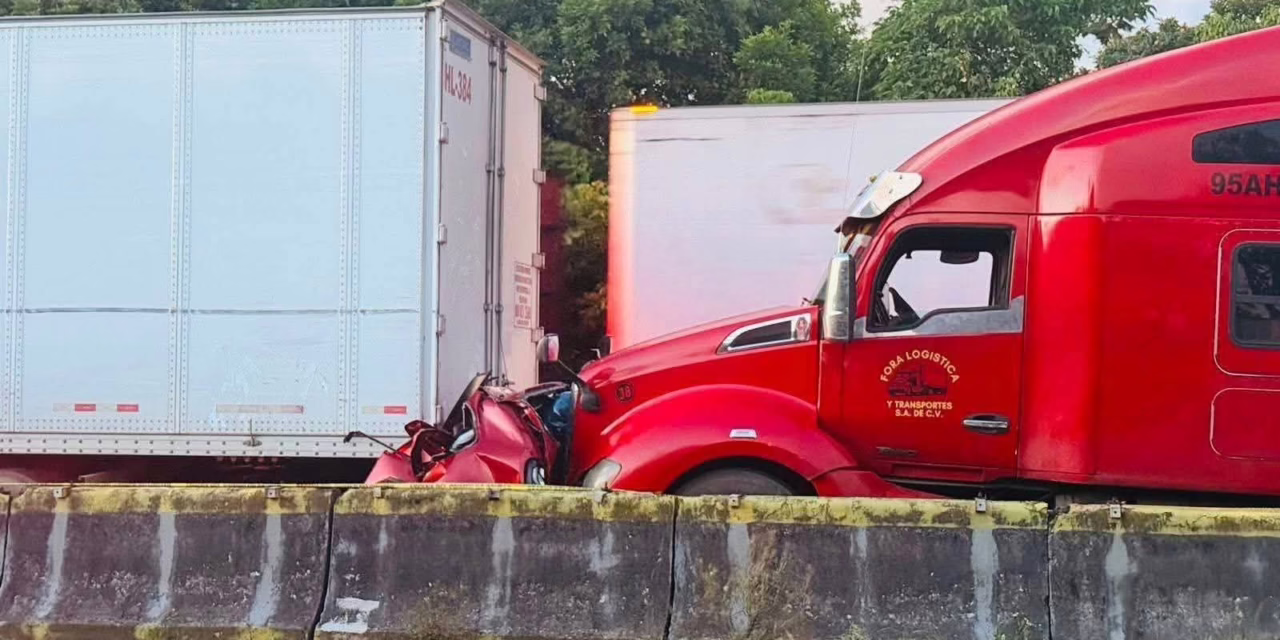 Automóvil quedó prensado entre dos tráilers en la carretera Cosoleacaque- Nueva Teapa