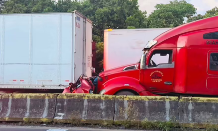 Automóvil quedó prensado entre dos tráilers en la carretera Cosoleacaque- Nueva Teapa