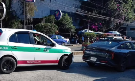 Accidente en la avenida 20 de Noviembre a la altura de CAXA: Taxi y particular involucrados