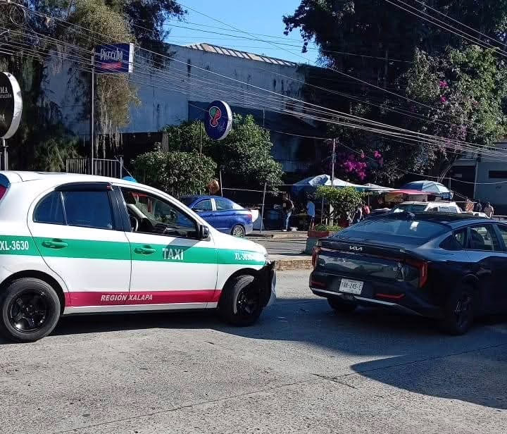 Accidente en la avenida 20 de Noviembre a la altura de CAXA: Taxi y particular involucrados