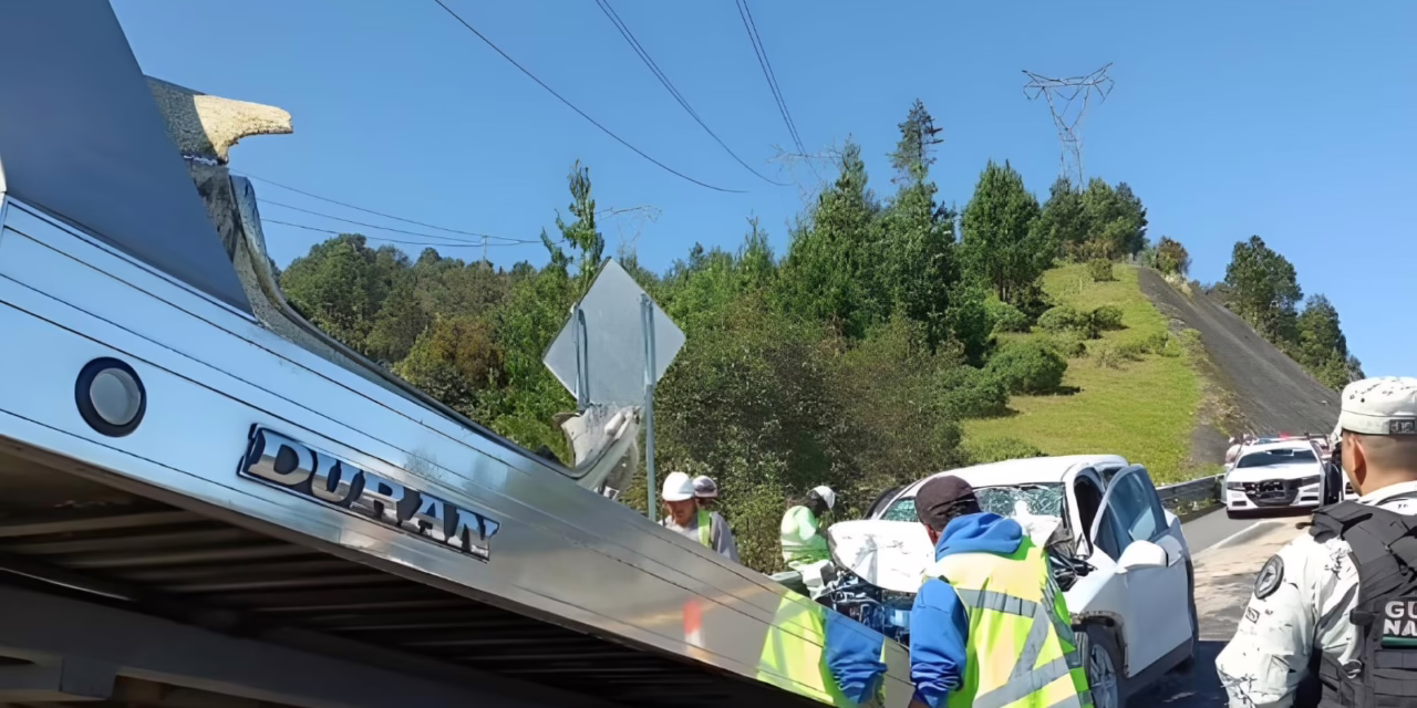 Vehículo se impacta contra tráiler en la autopista Xalapa – Perote