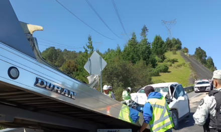 Vehículo se impacta contra tráiler en la autopista Xalapa – Perote