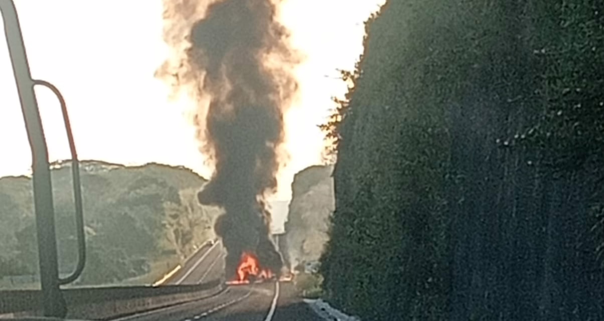 Cierre total en la Xalapa-Veracruz por tráiler incendiado cerca de Cerro Gordo
