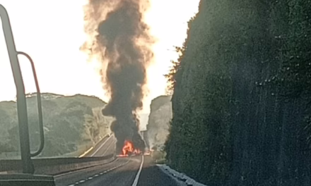 Cierre total en la Xalapa-Veracruz por tráiler incendiado cerca de Cerro Gordo