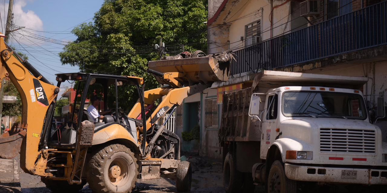 Nos animan y hacen sentir que no estamos solos: vecinos de Álamo destacan labores de limpieza