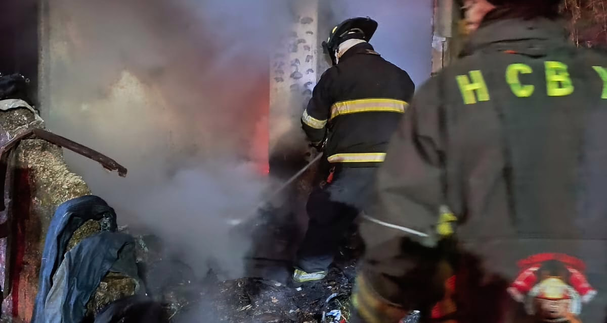 Bomberos atienden emergencia por incendio en casa abandonada