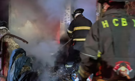 Bomberos atienden emergencia por incendio en casa abandonada