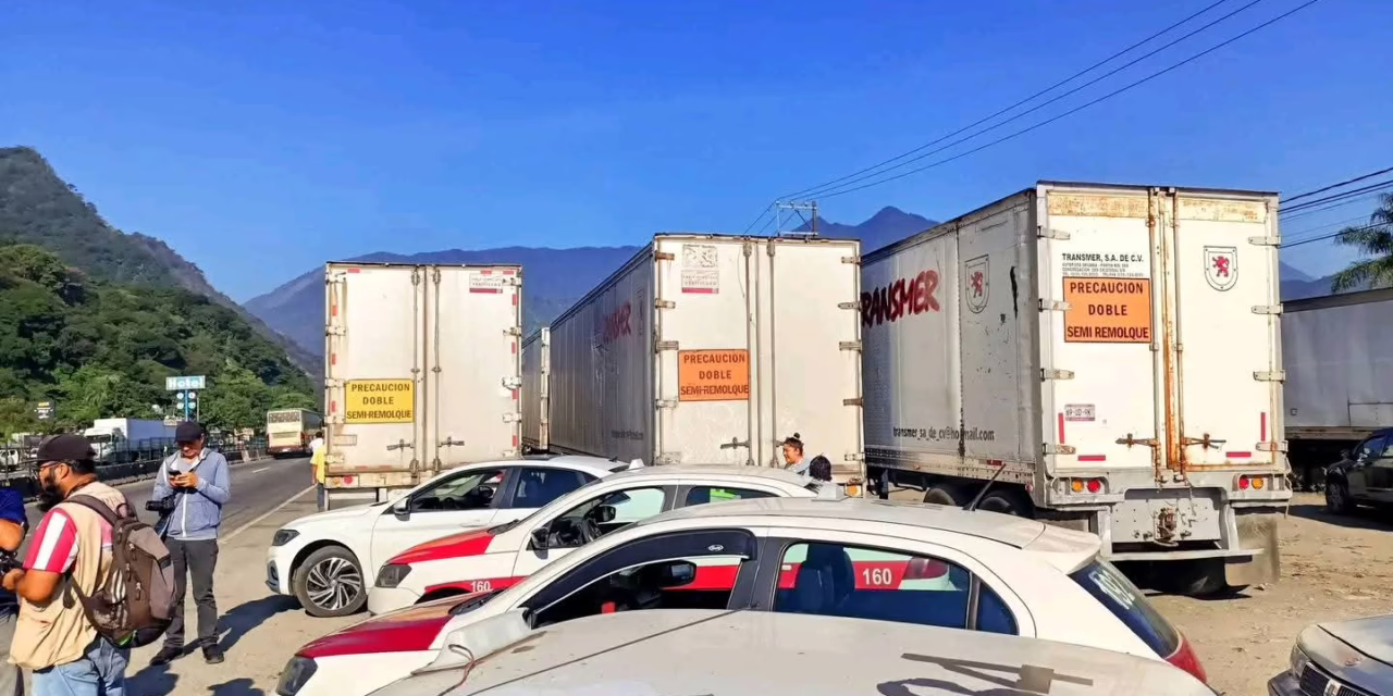 Taxistas bloquean la autopista Cd. Mendoza – Orizaba Veracruz