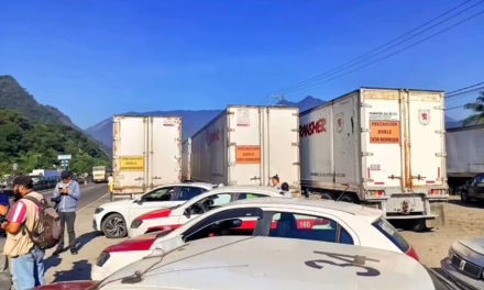 Taxistas bloquean la autopista Cd. Mendoza – Orizaba Veracruz