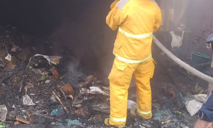 Bomberos controlan incendio en casa abandonada en Xalapa