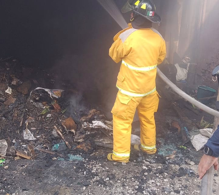 Bomberos controlan incendio en casa abandonada en Xalapa