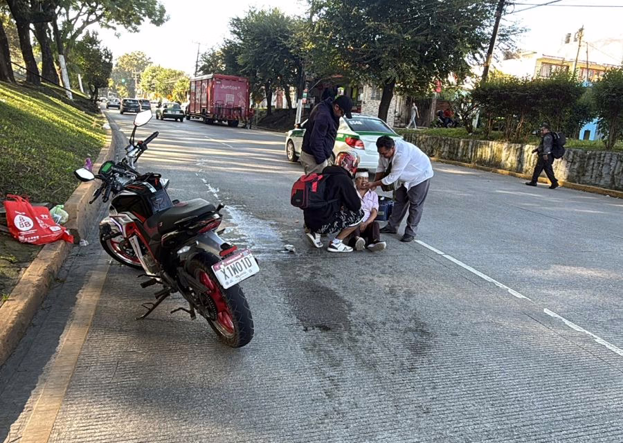 Persona lesionada tras ser atropellada por motocicleta en la Avenida Ruiz Cortines