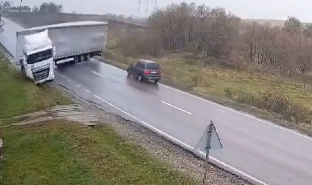 Video:Colisión entre un camión y una furgoneta deja 2 muertos