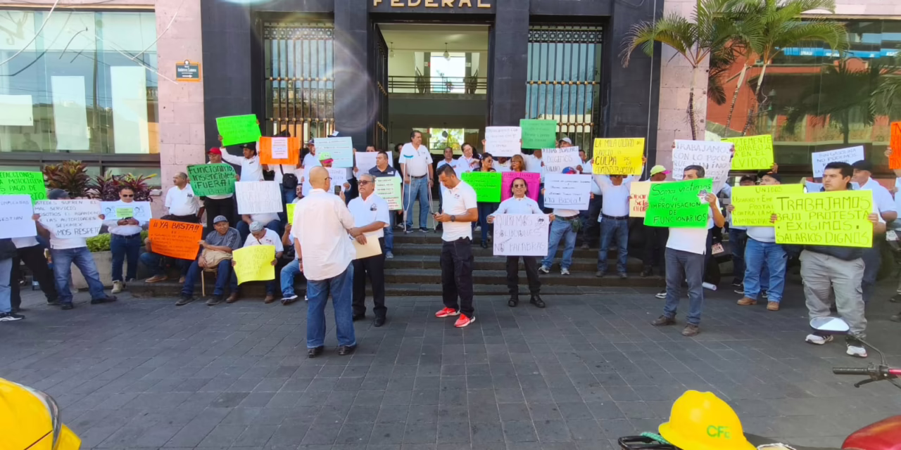 Trabajadores del Servicio Postal Mexicano se manifiestan en Xalapa 