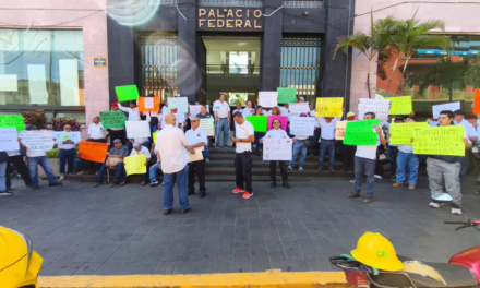 Trabajadores del Servicio Postal Mexicano se manifiestan en Xalapa 