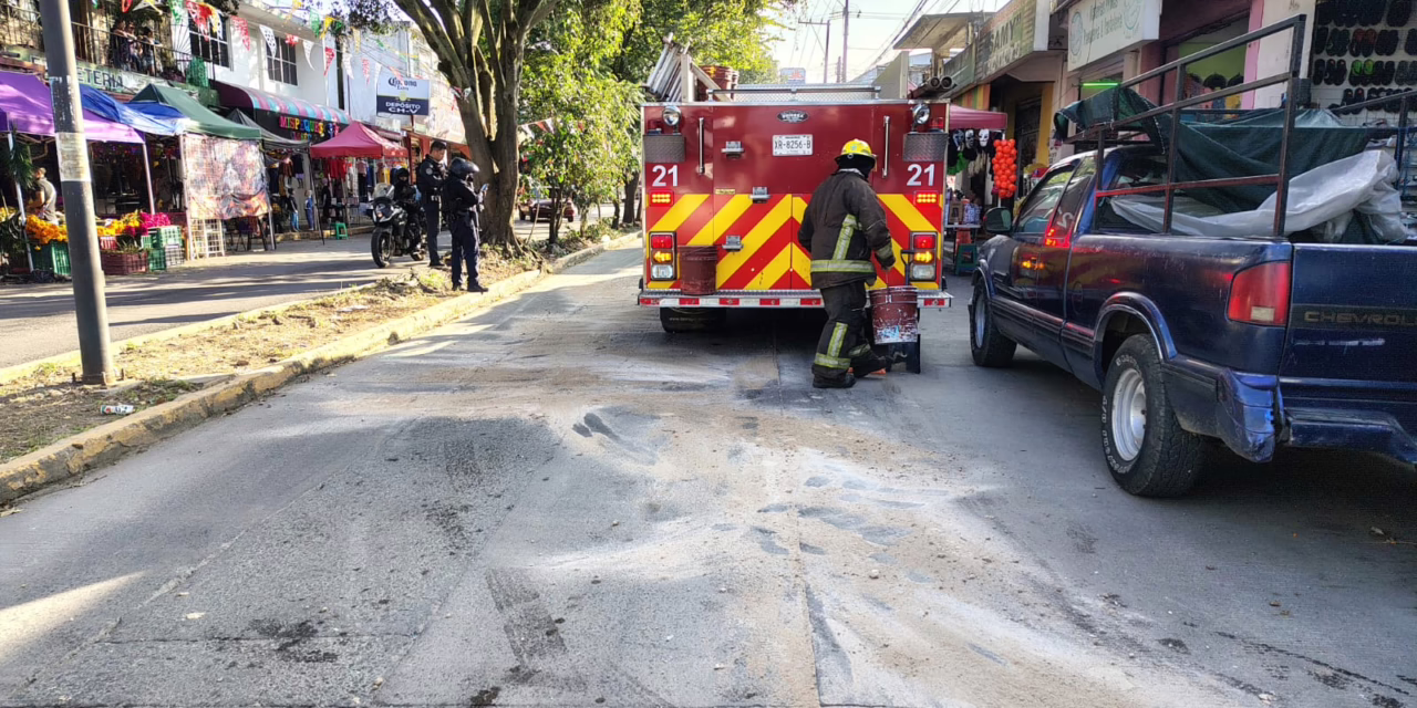 Derrame de aceite en Camino Antiguo a Naolinco en Xalapa, Bomberos realizan labores de limpieza 