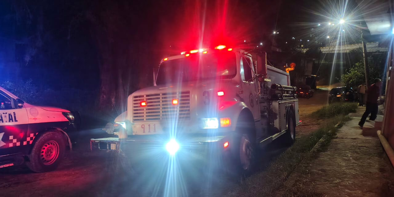 Incendio consume vivienda en la Colonia Caminos; Bomberos logran controlar el fuego