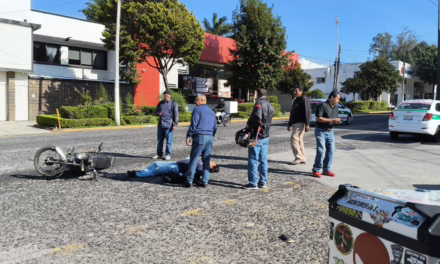 Choque en Ávila Camacho: taxi y motociclista involucrados