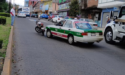 Accidente en avenida Xalapa: taxi y motocicleta bloquean parcialmente la vialidad