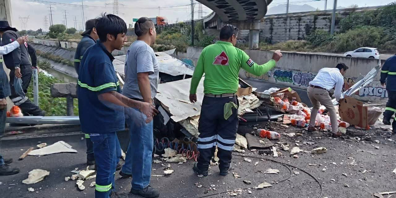 Tráiler vuelca en la México-Querétaro a la altura de la Ford