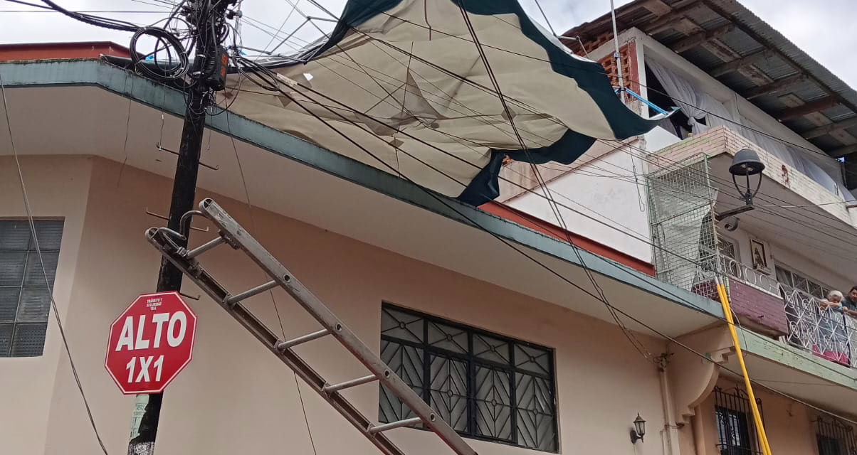 Debido a las rachas de aire, un espectacular quedó colgando en el centro de Xalapa, fue retirado por los Bomberos 