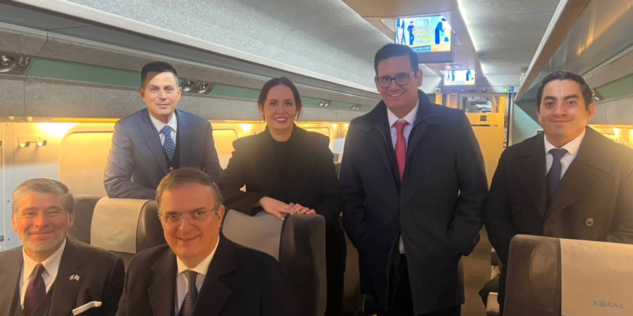 Ebrard llega a Corea para la Cumbre de la APEC y presentar candidatura de México para 2028