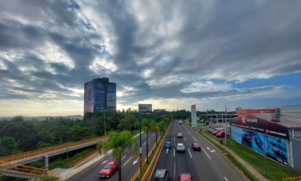 La probabilidad mayor de lluvias moderadas se concentra principalmente en la región montañosa central y zona sur.