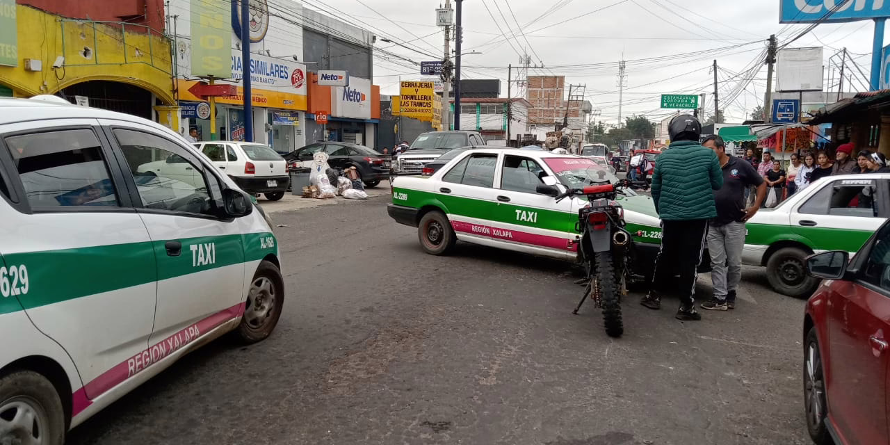 Taxi y motocicleta chocan en la avenida principal de Las Trancas