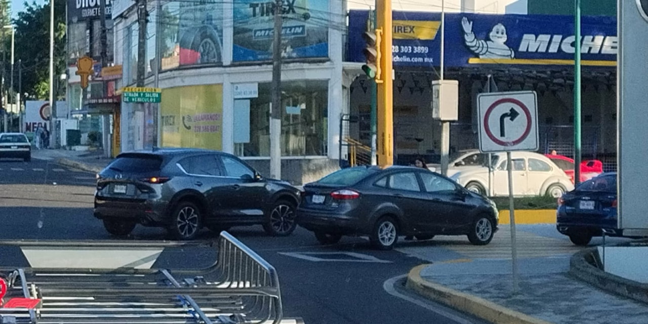 Accidente en Lázaro Cárdenas y Araucarias dos vehículos colisionan frente a la volkswagen
