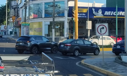 Accidente en Lázaro Cárdenas y Araucarias dos vehículos colisionan frente a la volkswagen
