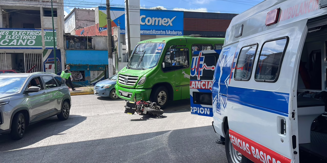 Accidente en la avenida Lázaro Cárdenas: camión interbus y motocicleta involucrados