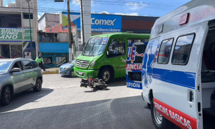Accidente en la avenida Lázaro Cárdenas: camión interbus y motocicleta involucrados